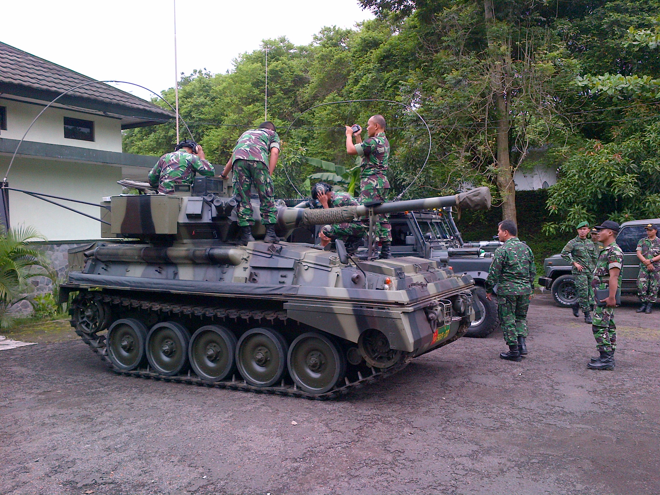 INTEGRATION THALES RADIO IN SCORPION TANK